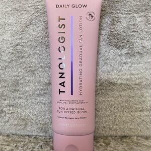 Tanologist Daily Glow Hydrating Gradual Tan Lotion medium to dark
